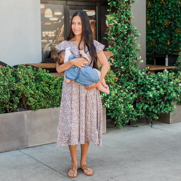 Breastfeeding mom feeding her baby while wearing breastfeeding-friendly clothing featured in this guide to the best gift ideas for new breastfeeding moms