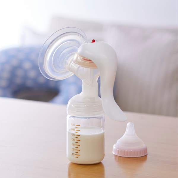 A guide for pumping moms about how to clean your breast pump