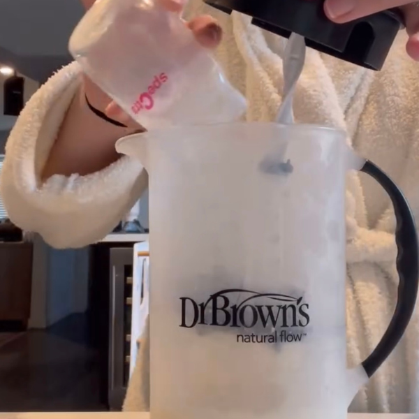 How to store breastmilk using the pitcher method